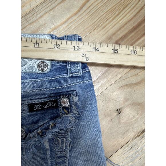 MISS ME Mid-Rise Cut Off Distressed Denim Rhinestones 5 Pocket Flap Shorts 25 - Picture 5 of 6